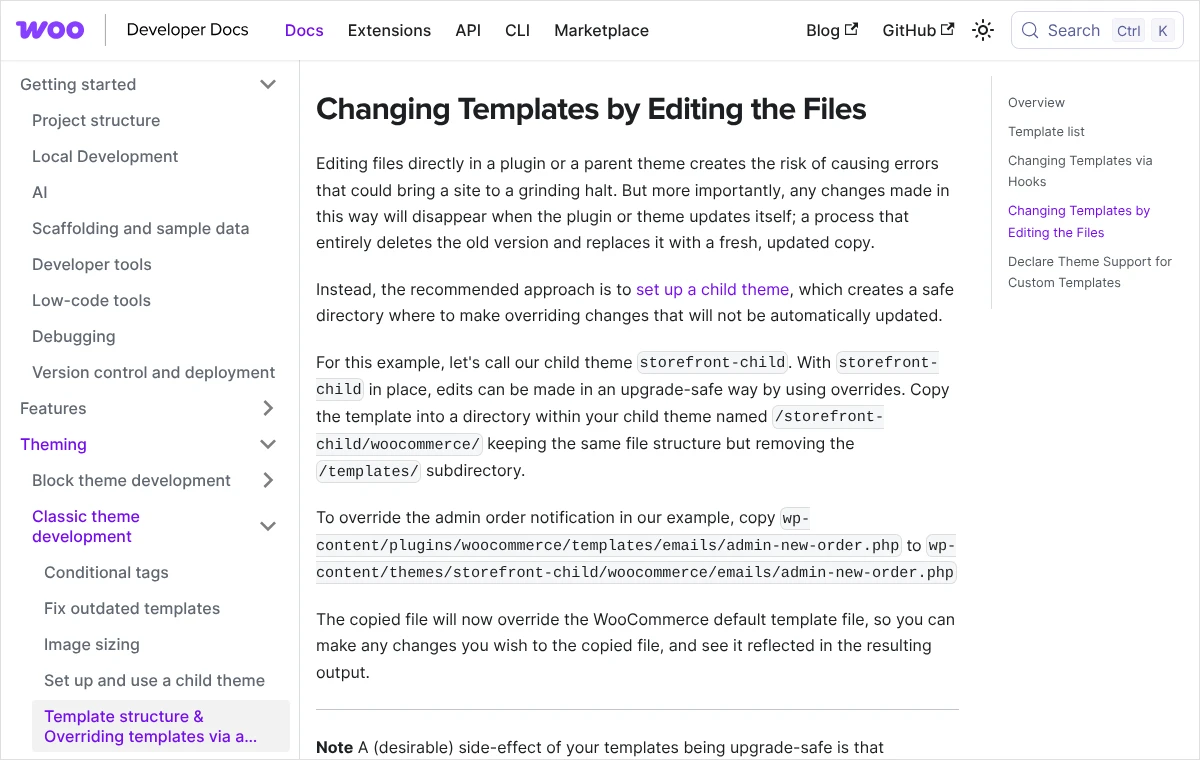 Fragment dokumentacji WooCommerce dla programistów ze ścieżką pliku szablonu wiadomości we wtyczce i ścieżką jego kopii w motywie potomnym