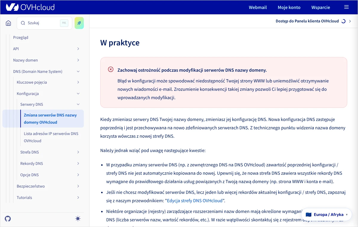 Fragment dokumentacji OVHcloud z ostrzeżeniem, że błąd przy zmianie serwerów DNS może wyłączyć stronę i pocztę, a stara strefa nie kopiuje się sama.