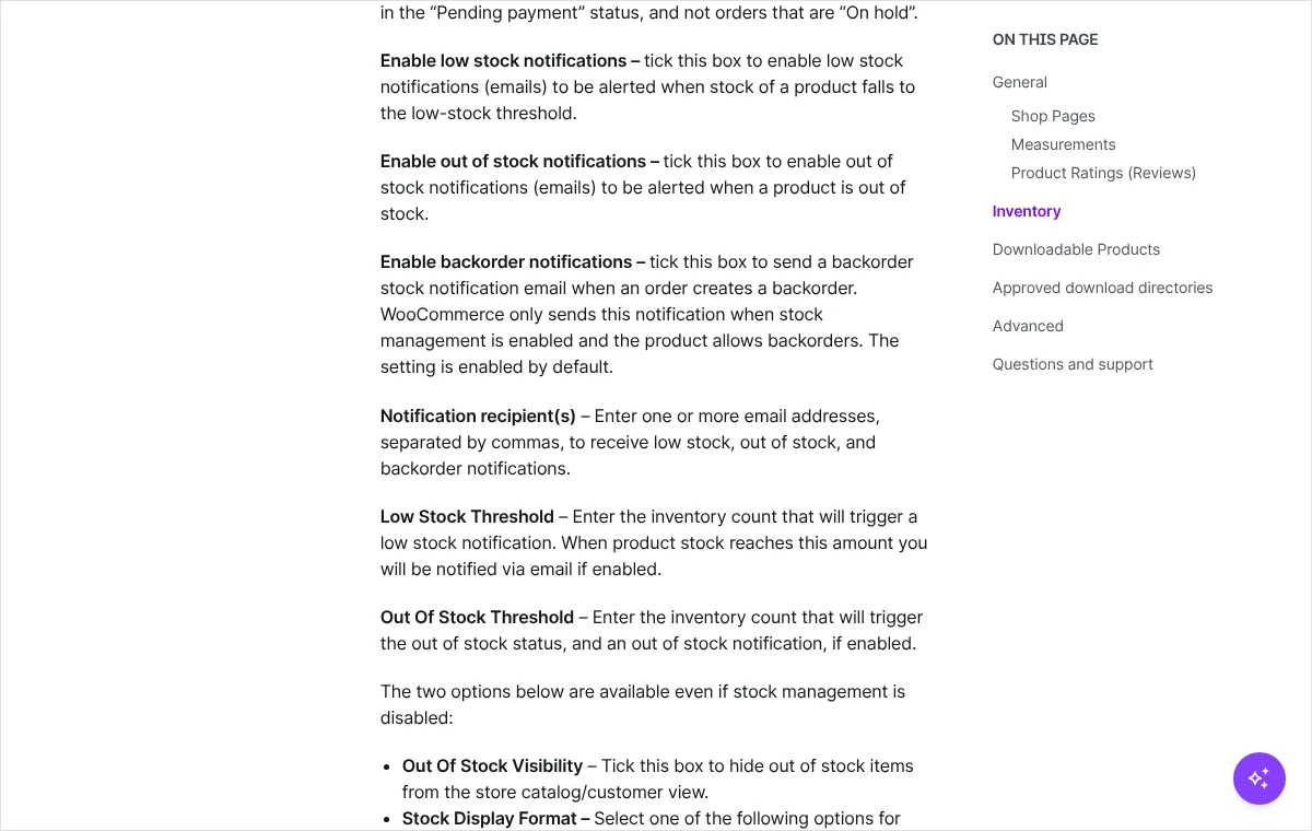 Fragment dokumentacji WooCommerce z opisem powiadomień o niskim stanie, braku towaru i zamówieniach oczekujących oraz pól odbiorców i progów