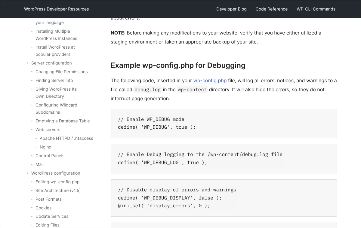 Fragment dokumentacji WordPressa z przykładowymi wierszami pliku wp-config.php, które włączają tryb diagnostyczny i zapis błędów do pliku debug.log